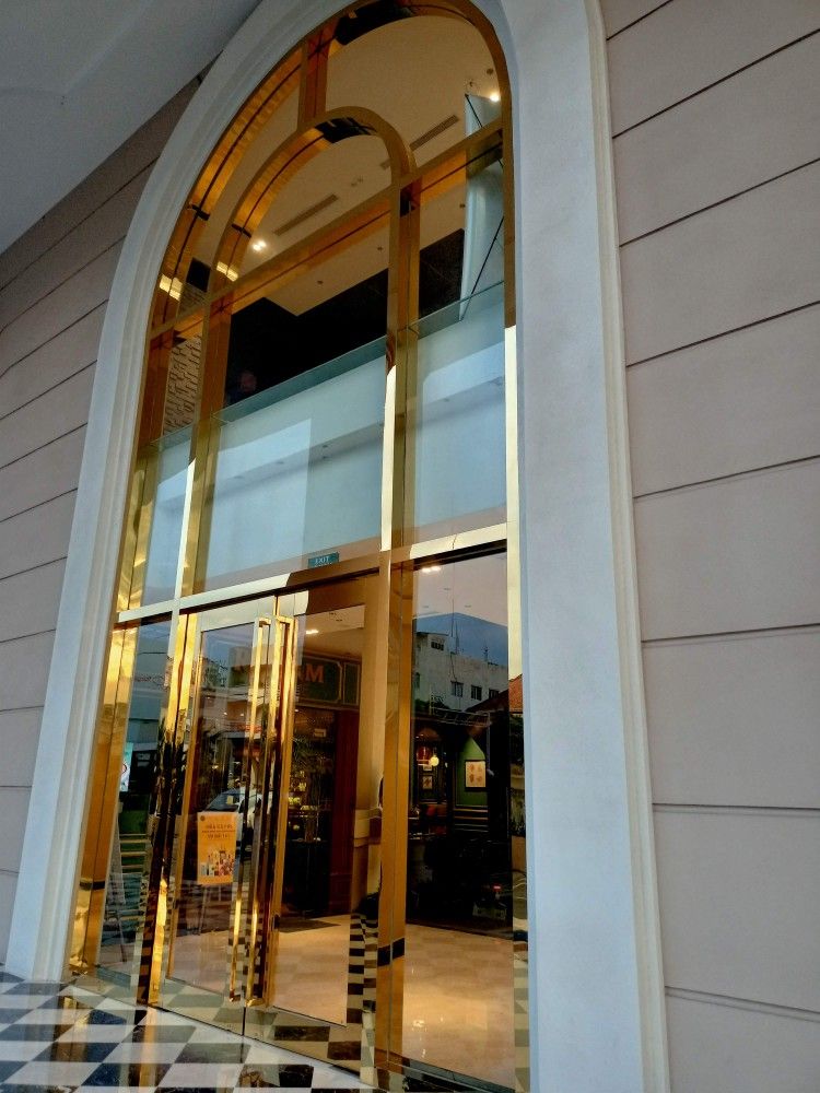 Thi Công Inox Mạ Vàng Khu Vực Cầu Giấy - Hà Nội: Quy trình, Ưu điểm và Ứng dụng